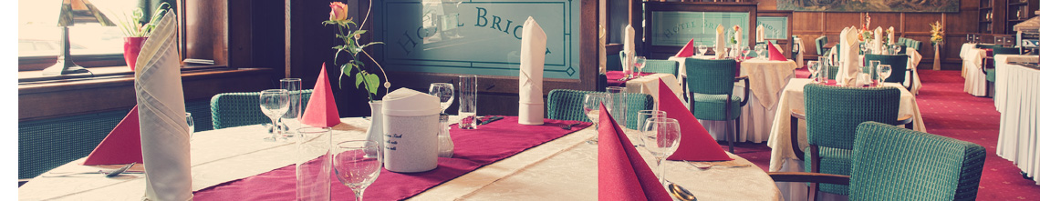 Prostřené stoly restaurace Schindler s leptaným sklem Hotel Brioni