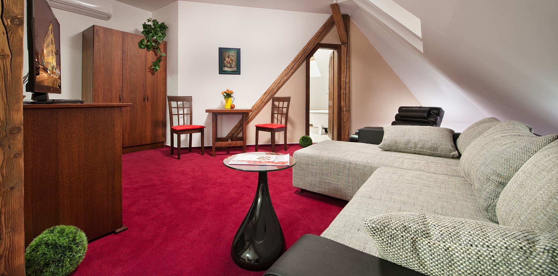 Attic Luxury Suite — Obývací část se sedací soupravou
