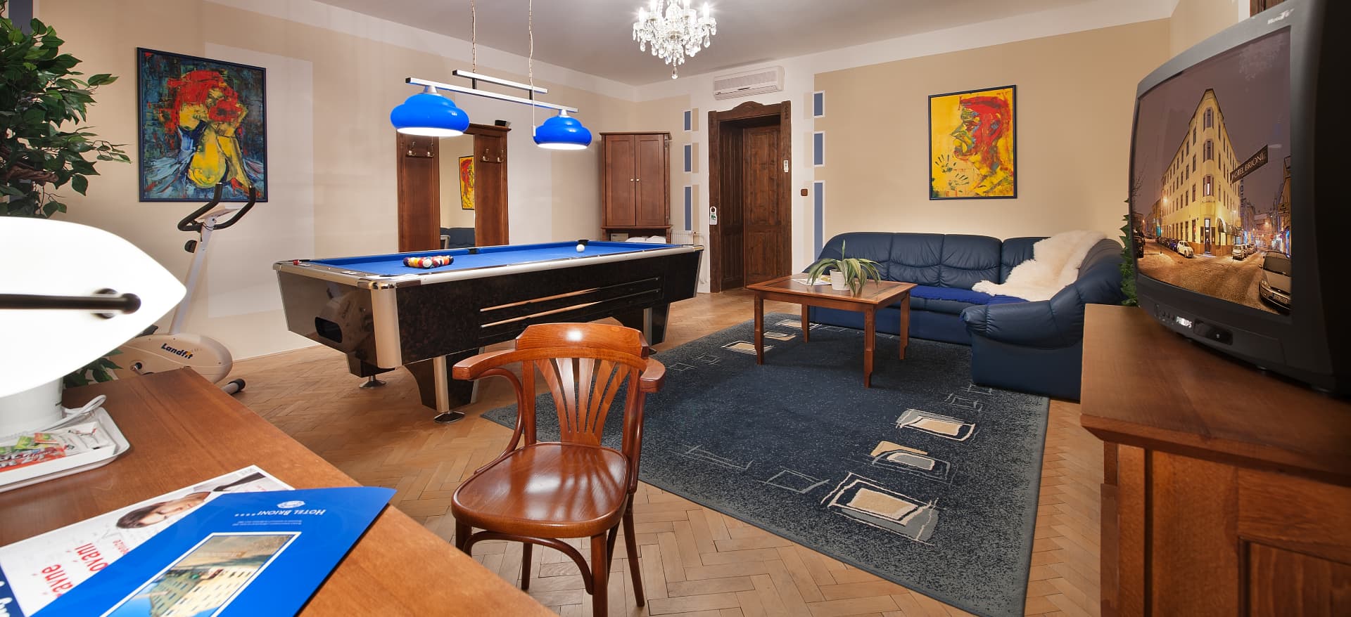 Billiard Suite — Obývací část se sedačkou a spinningovým kolem