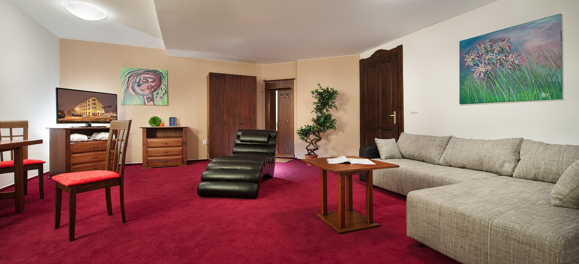 Attic Luxury Suite — Prostorný salon s relaxačním křeslem