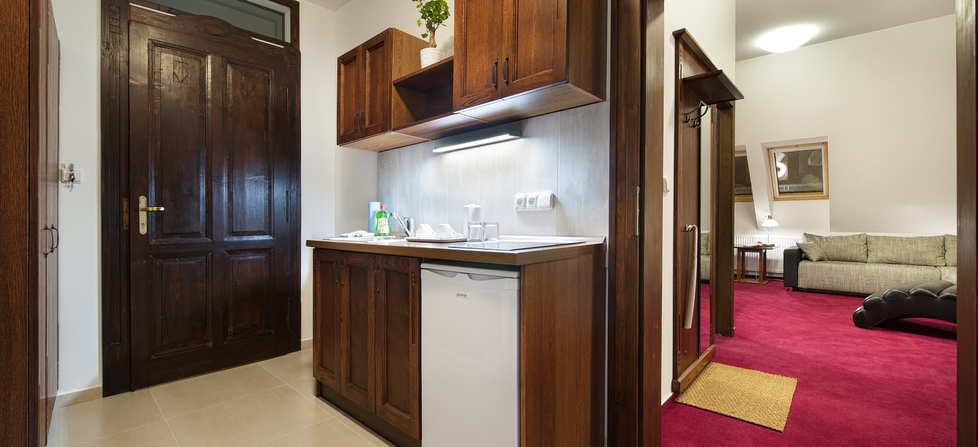 Junior Suite — Kuchyňský kout s vybavením u vstupu do pokoje