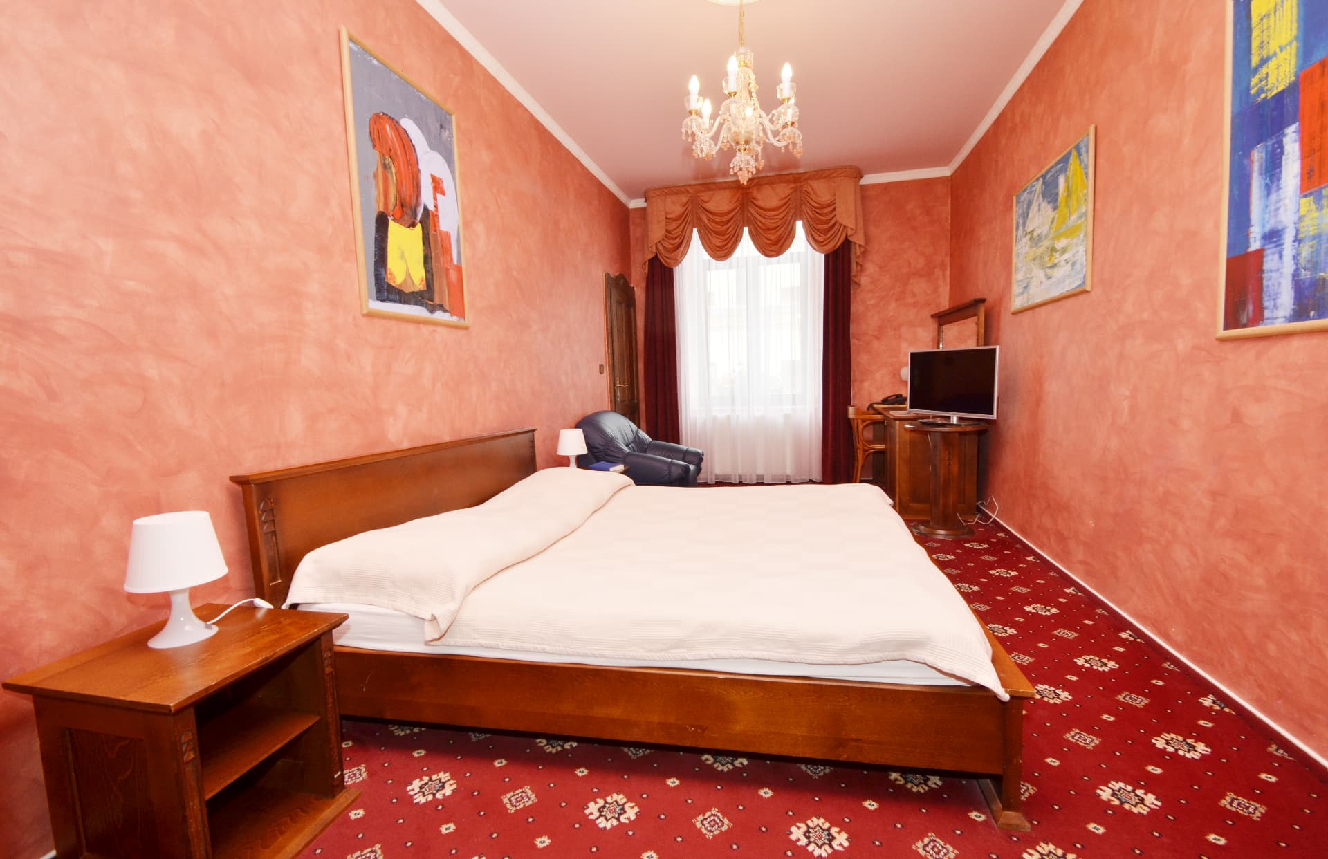 Deluxe Room — Deluxe pokoj s postelí double a dobovým lustrem
