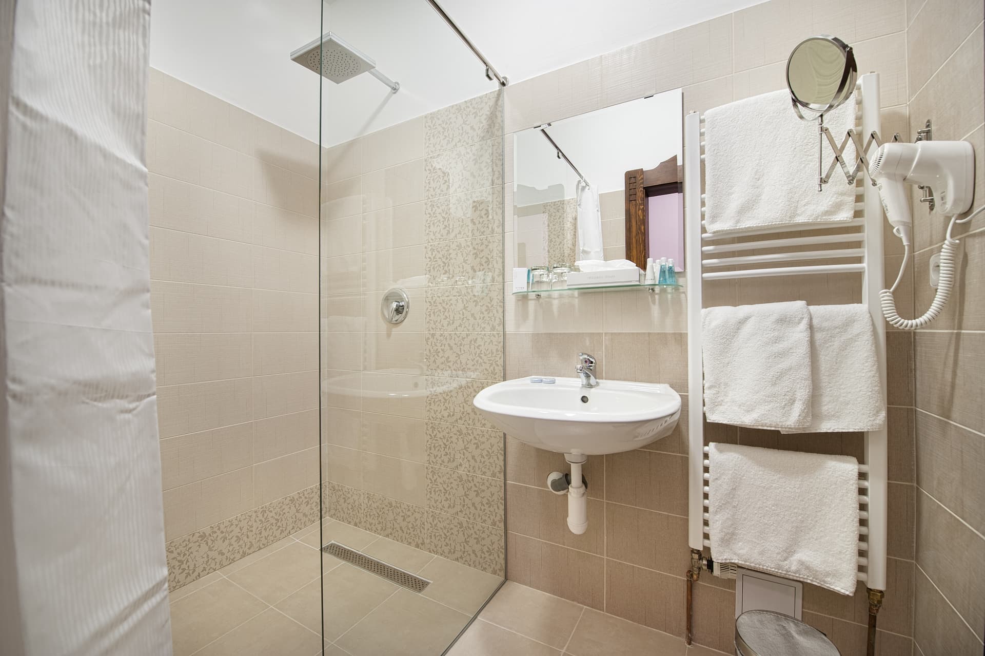 Attic Deluxe Room — Koupelna se sprchovým koutem