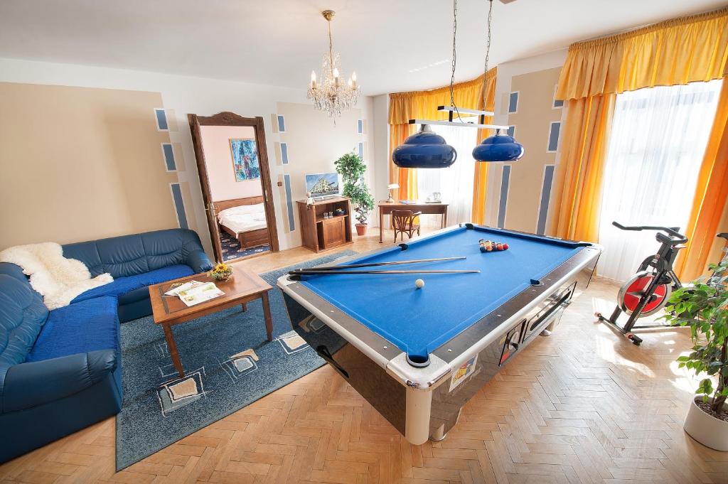 Billiard Suite — Pool stůl a sedací souprava v obývací části