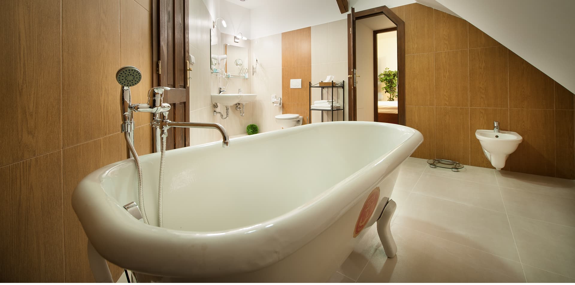 Attic Luxury Suite — Koupelna s volně stojící vanou